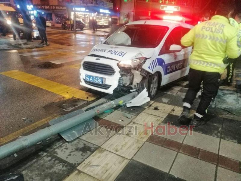 Şerit değiştirirken trafik ekibinin aracına çarptı