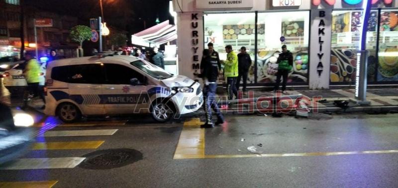 Şerit değiştirirken trafik ekibinin aracına çarptı