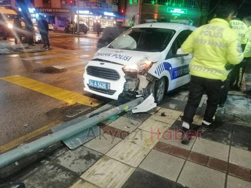 Şerit değiştirirken trafik ekibinin aracına çarptı
