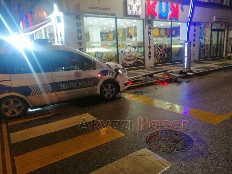 Şerit değiştirirken trafik ekibinin aracına çarptı
