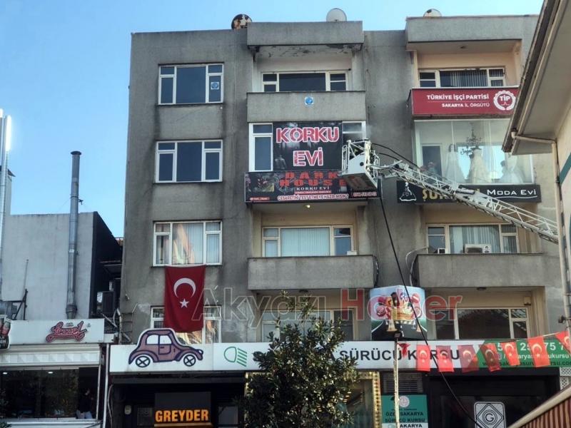 Çark Caddesi nde korku evi yandı