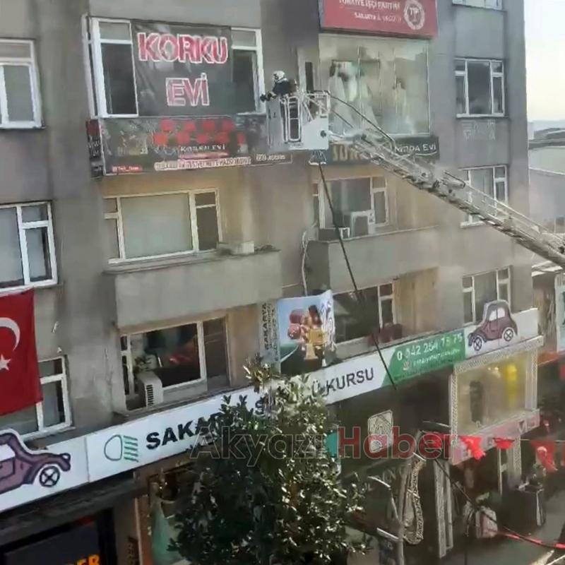 Çark Caddesi nde korku evi yandı