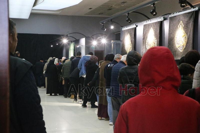 Binlerce kişi mukaddes emanetleri görmek için akın etti