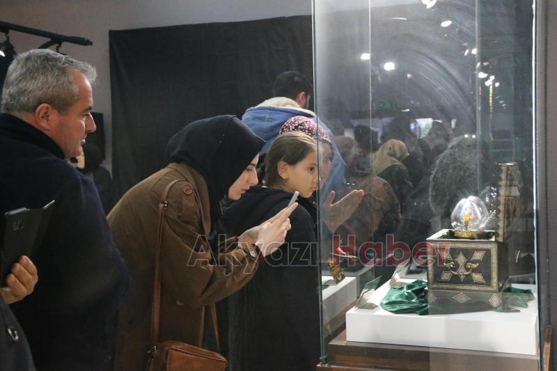Binlerce kişi mukaddes emanetleri görmek için akın etti