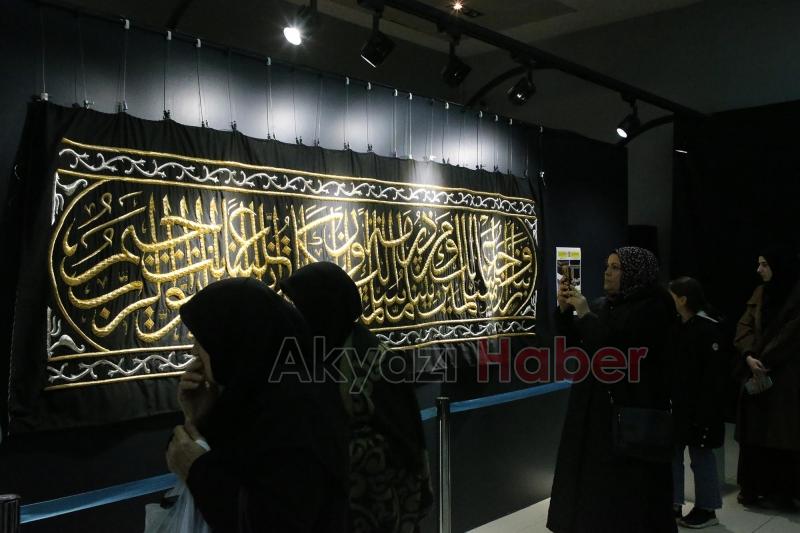 Binlerce kişi mukaddes emanetleri görmek için akın etti