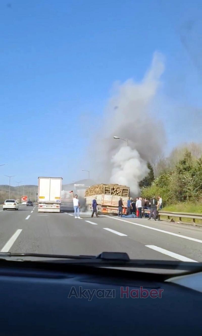 TEM Otoyolunda Ağaç Yüklü Tır Yandı