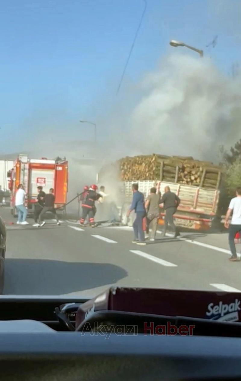 TEM Otoyolunda Ağaç Yüklü Tır Yandı