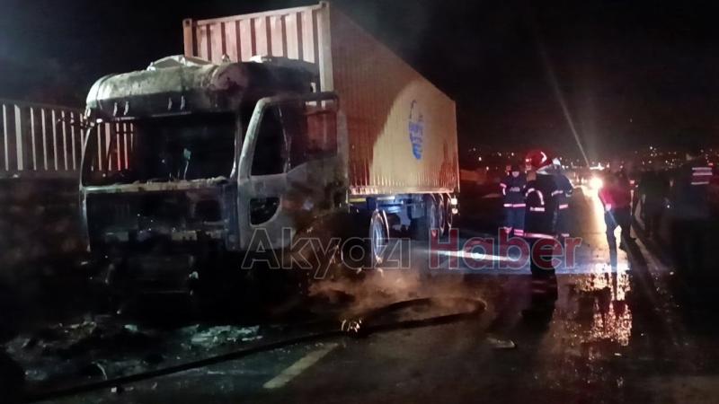 Seyir halindeyken yanan tır küle döndü