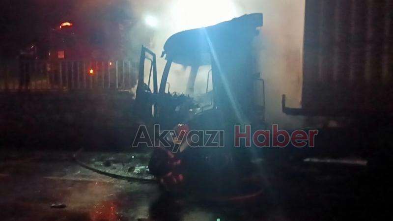 Seyir halindeyken yanan tır küle döndü