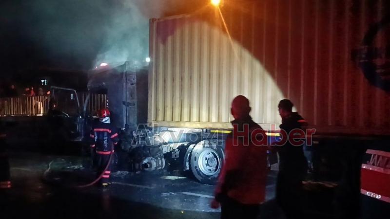 Seyir halindeyken yanan tır küle döndü