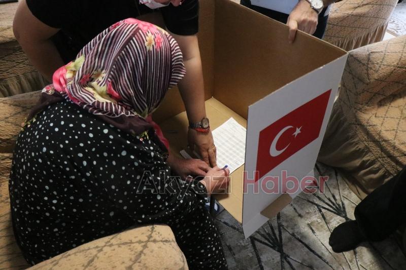 Evden çıkamayan engelli ve yaşlılar, seyyar sandıkla oy kullandı