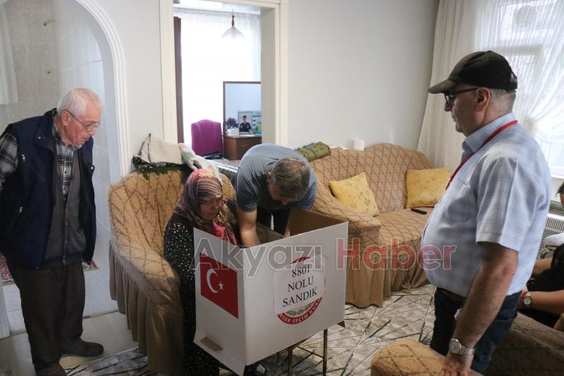 Evden çıkamayan engelli ve yaşlılar, seyyar sandıkla oy kullandı