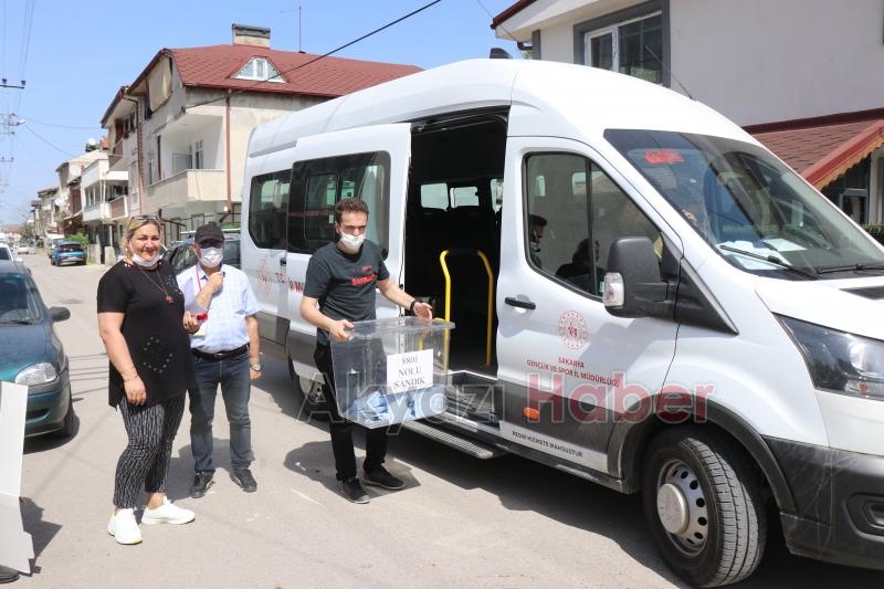 Evden çıkamayan engelli ve yaşlılar, seyyar sandıkla oy kullandı