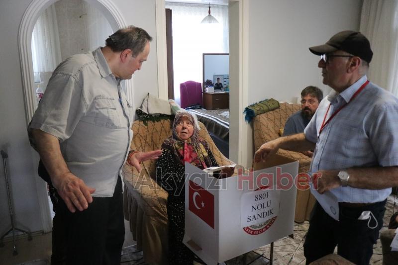 Evden çıkamayan engelli ve yaşlılar, seyyar sandıkla oy kullandı