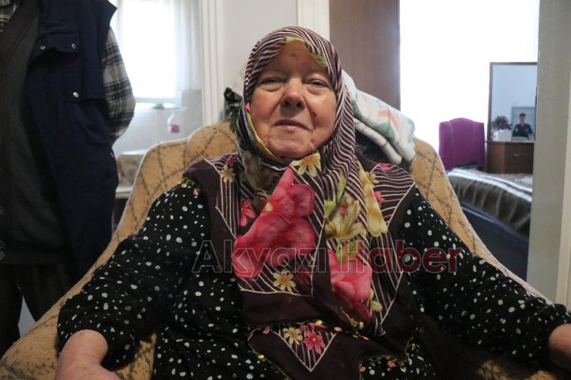 Evden çıkamayan engelli ve yaşlılar, seyyar sandıkla oy kullandı