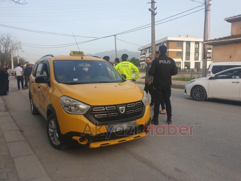 Motosiklet ile ticari taksi çarpıştı