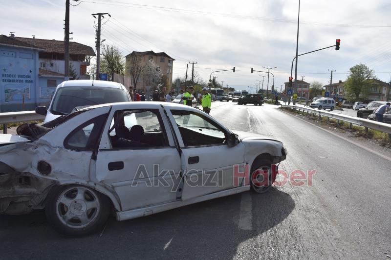 D-100'de 3 araç birbirine girdi: 4 yaralı