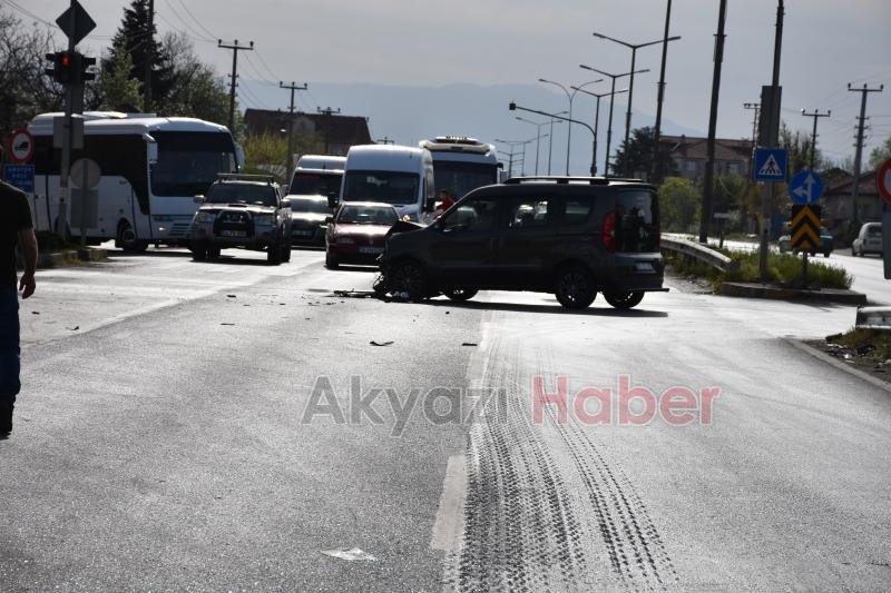 D-100'de 3 araç birbirine girdi: 4 yaralı