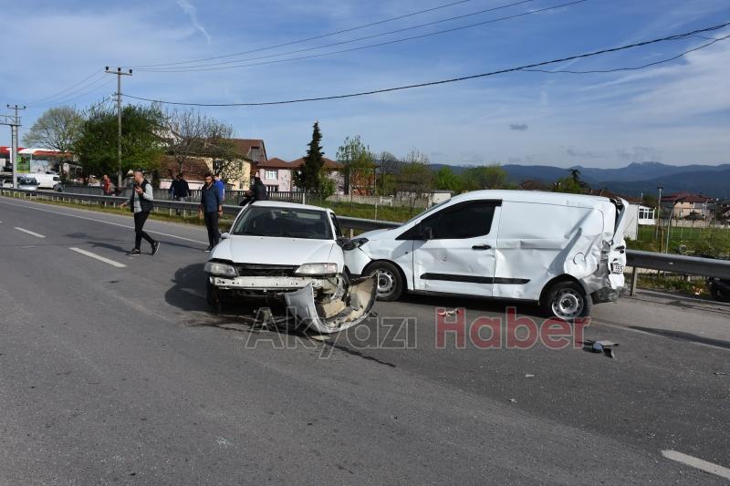 D-100'de 3 araç birbirine girdi: 4 yaralı