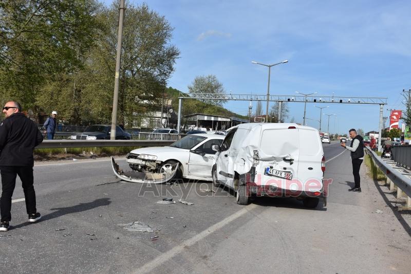 D-100'de 3 araç birbirine girdi: 4 yaralı