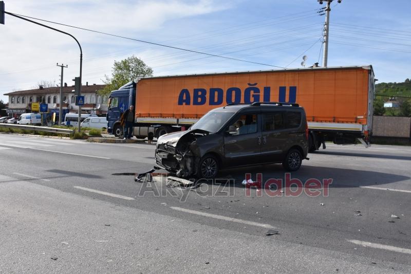 D-100'de 3 araç birbirine girdi: 4 yaralı