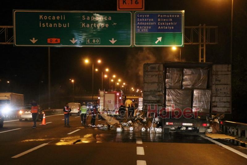 Elyaf iplik yüklü tır yanarak hurdaya döndü