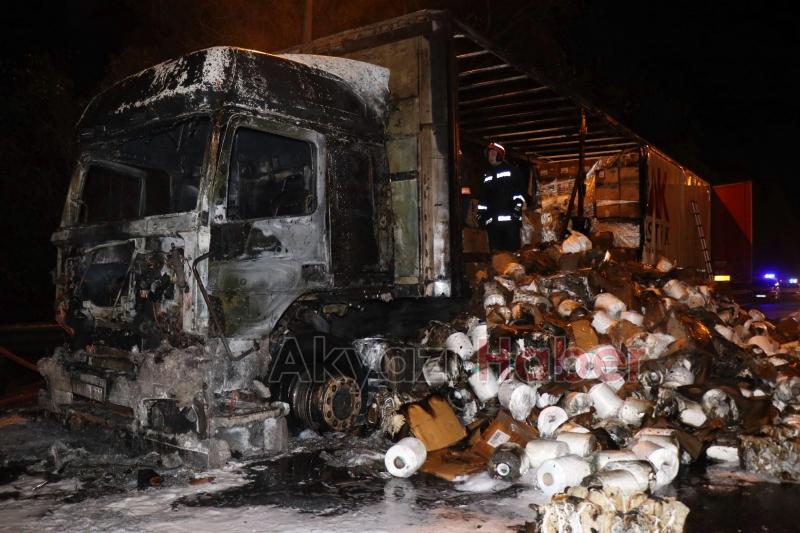 Elyaf iplik yüklü tır yanarak hurdaya döndü