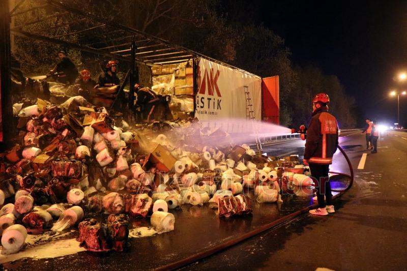 Elyaf iplik yüklü tır yanarak hurdaya döndü