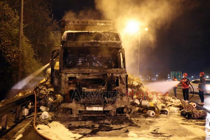 Elyaf iplik yüklü tır yanarak hurdaya döndü