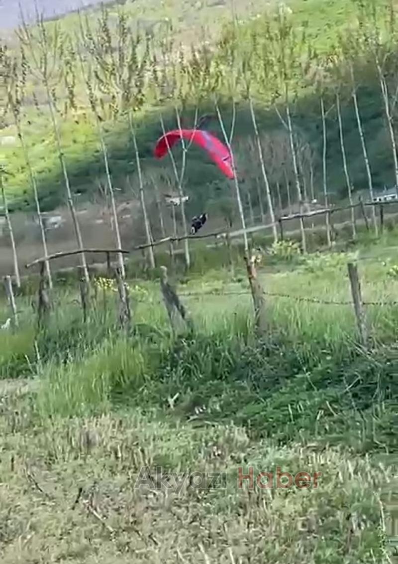 Yamaç paraşütçüsü tarlaya iniş yaptı
