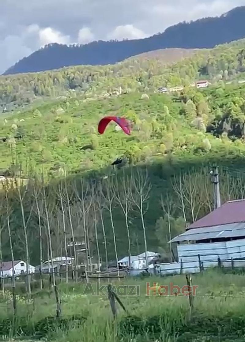Yamaç paraşütçüsü tarlaya iniş yaptı