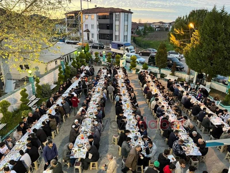 Akyazı daYunus Emre Camii İftarına Yoğun İlgi
