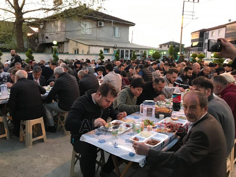 Akyazı daYunus Emre Camii İftarına Yoğun İlgi
