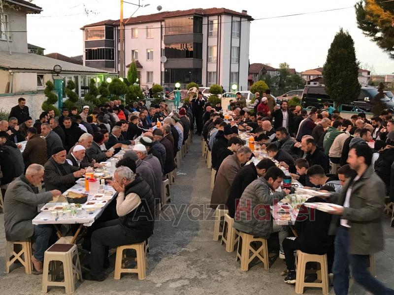 Akyazı daYunus Emre Camii İftarına Yoğun İlgi