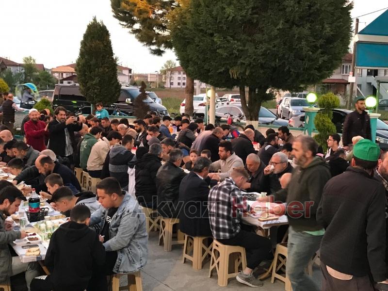 Akyazı daYunus Emre Camii İftarına Yoğun İlgi