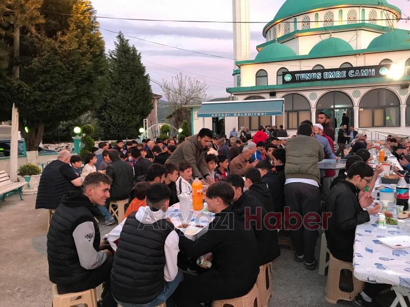 Akyazı daYunus Emre Camii İftarına Yoğun İlgi