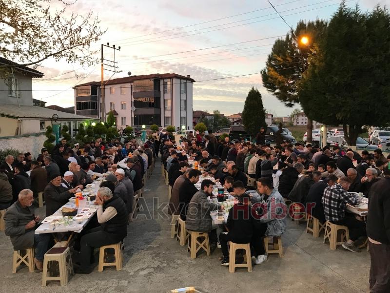 Akyazı daYunus Emre Camii İftarına Yoğun İlgi