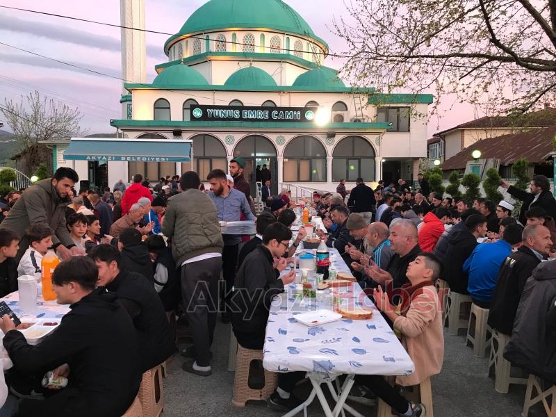 Akyazı daYunus Emre Camii İftarına Yoğun İlgi