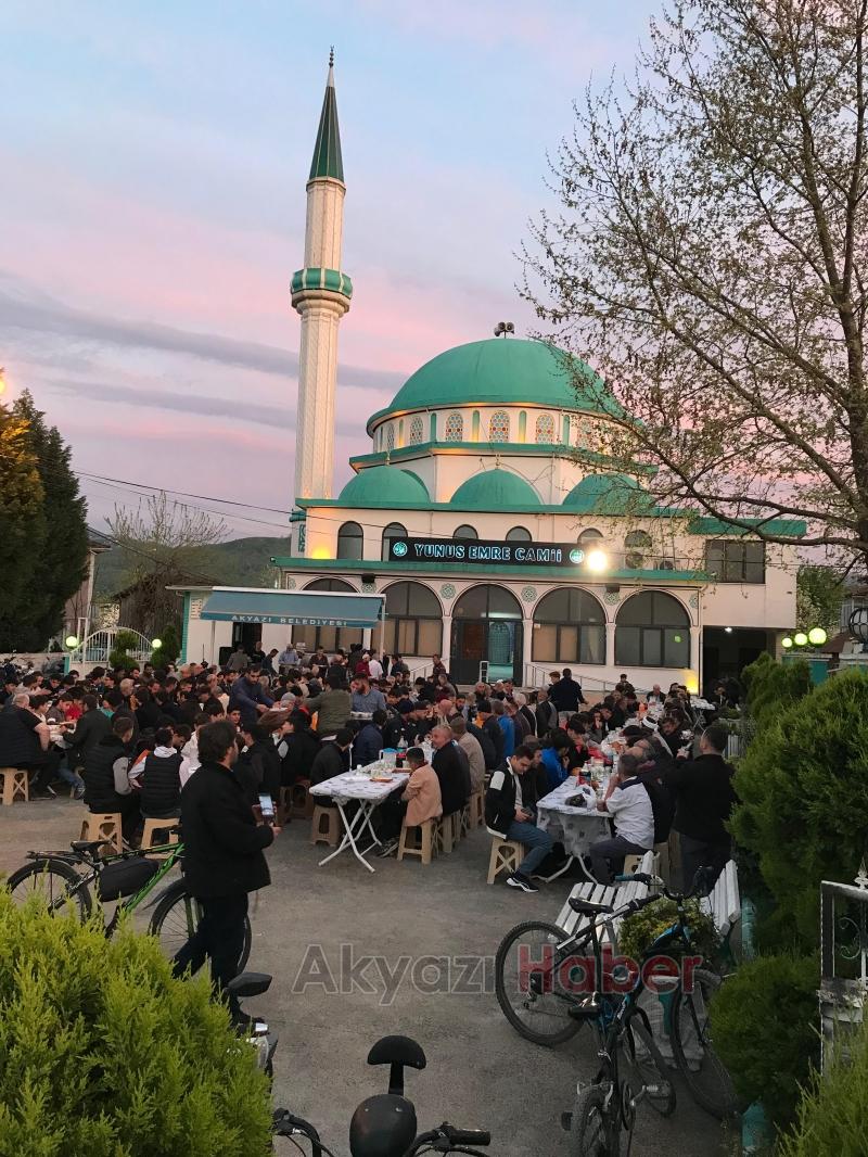 Akyazı daYunus Emre Camii İftarına Yoğun İlgi