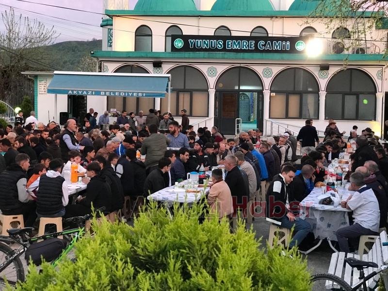 Akyazı daYunus Emre Camii İftarına Yoğun İlgi