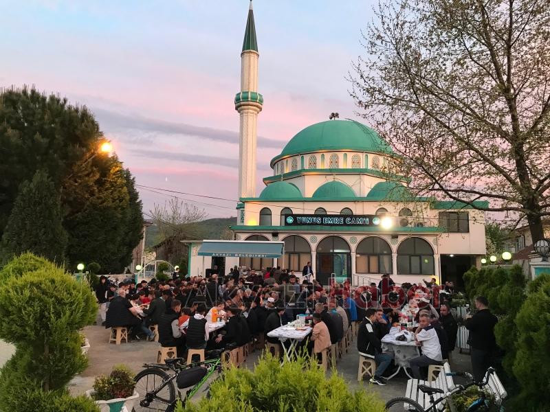 Akyazı daYunus Emre Camii İftarına Yoğun İlgi