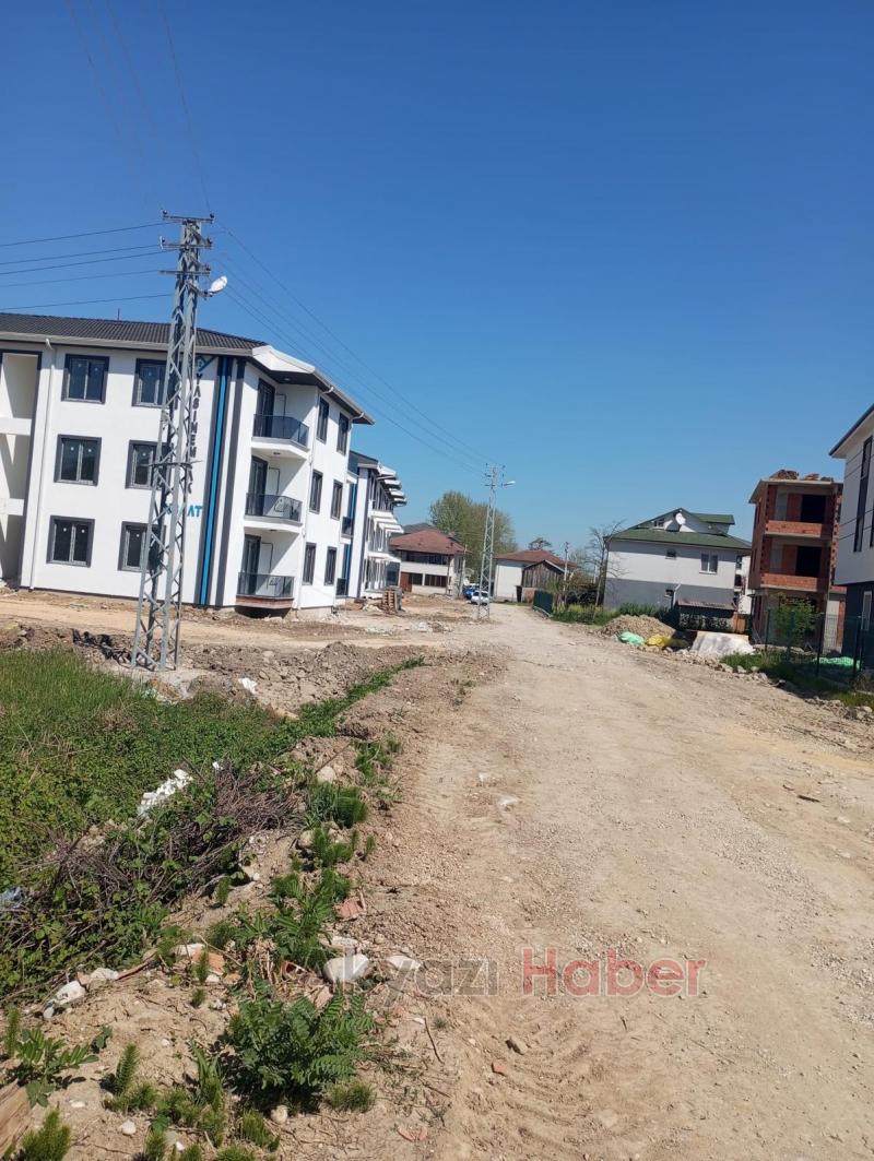 Akyazıda yeni sokaklara 70'li yılların demir direkleri dikiliyor