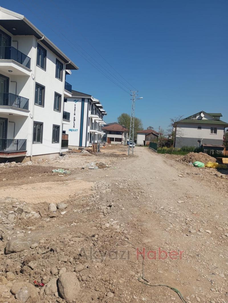 Akyazıda yeni sokaklara 70'li yılların demir direkleri dikiliyor