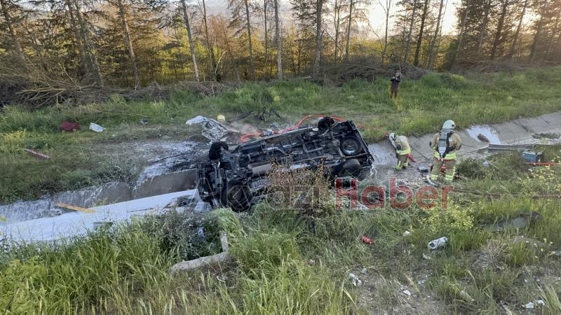 Kanala yuvarlanan minibüs yandı