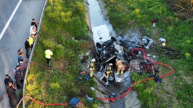 Kanala yuvarlanan minibüs yandı