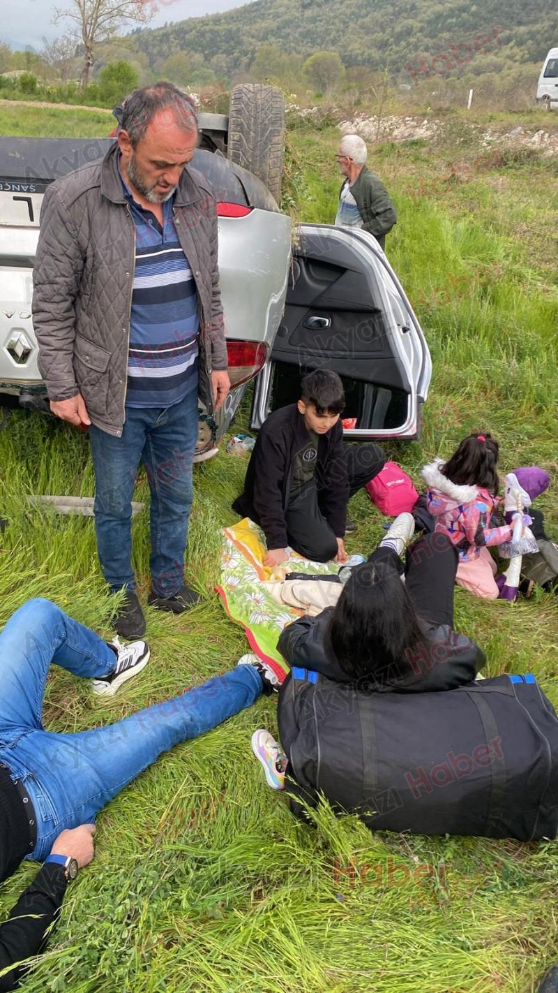 Dokurcun’da Lastiği Patlayan Otomobil Şarampole Yuvarlandı 6 Yaralı