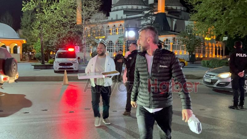 Ekiplerin şeker ikramını görerek bir tepsi baklava getirdi