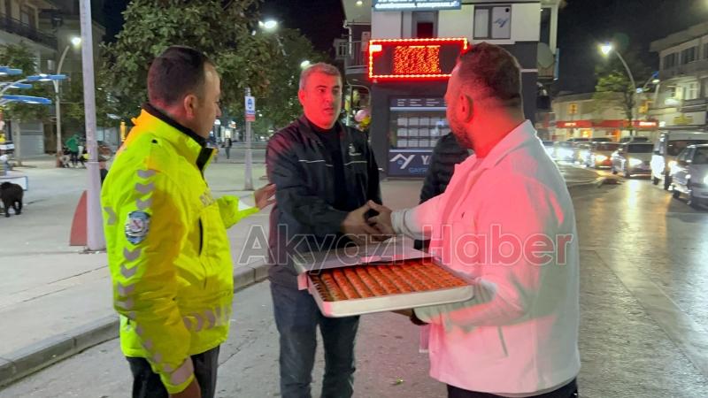 Ekiplerin şeker ikramını görerek bir tepsi baklava getirdi