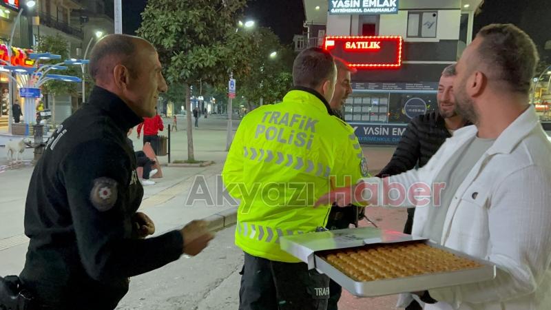 Ekiplerin şeker ikramını görerek bir tepsi baklava getirdi