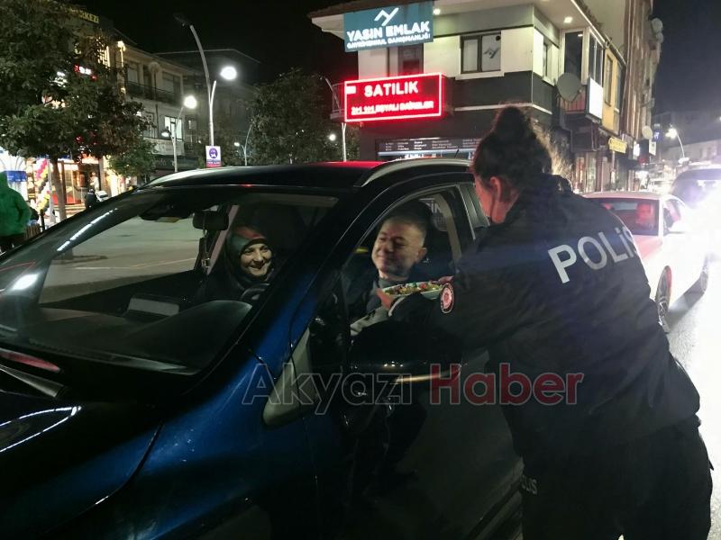 Ekiplerin şeker ikramını görerek bir tepsi baklava getirdi